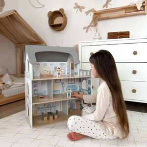 Λευκό ξύλινο κουκλόσπιτο με βεράντα και αξεσουάρ