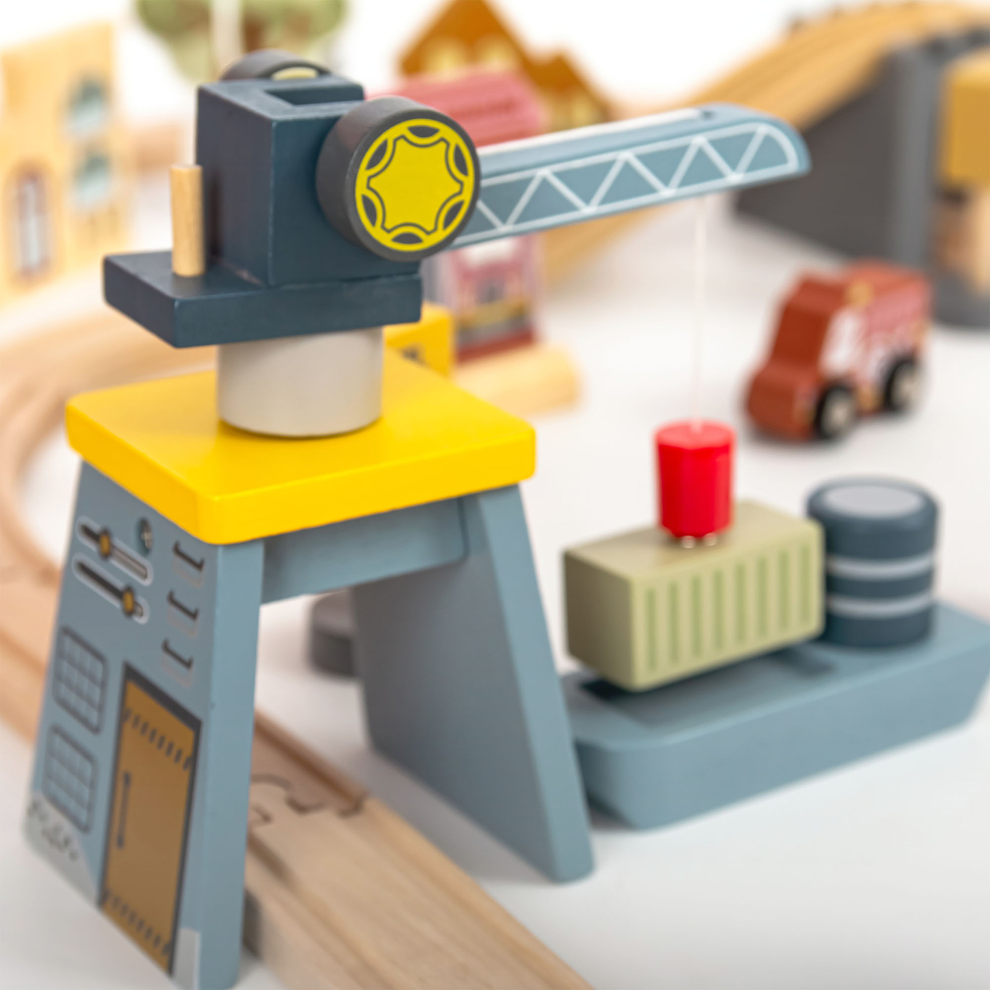 Ξύλινος σιδηρόδρομος πόλης με ηλεκτρικό τρένο - κινούμενος γερανός, πλοίο, γέφυρες