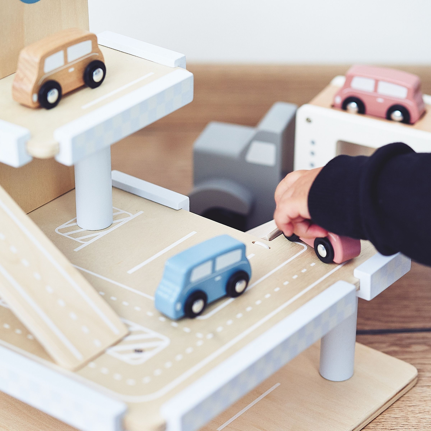 Ξύλινος τριώροφος χώρος στάθμευσης με ανελκυστήρα - γκαράζ με αυτοκίνητα και ελικόπτερο