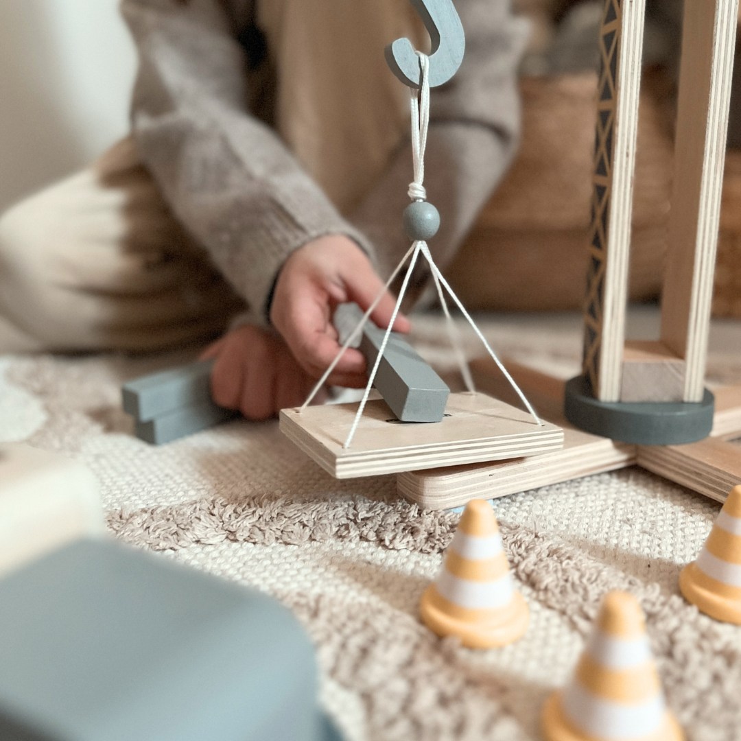 Ξύλινο εργοτάξιο με μεγάλο κινητό γερανό και οχήματα, γερανό πύργο