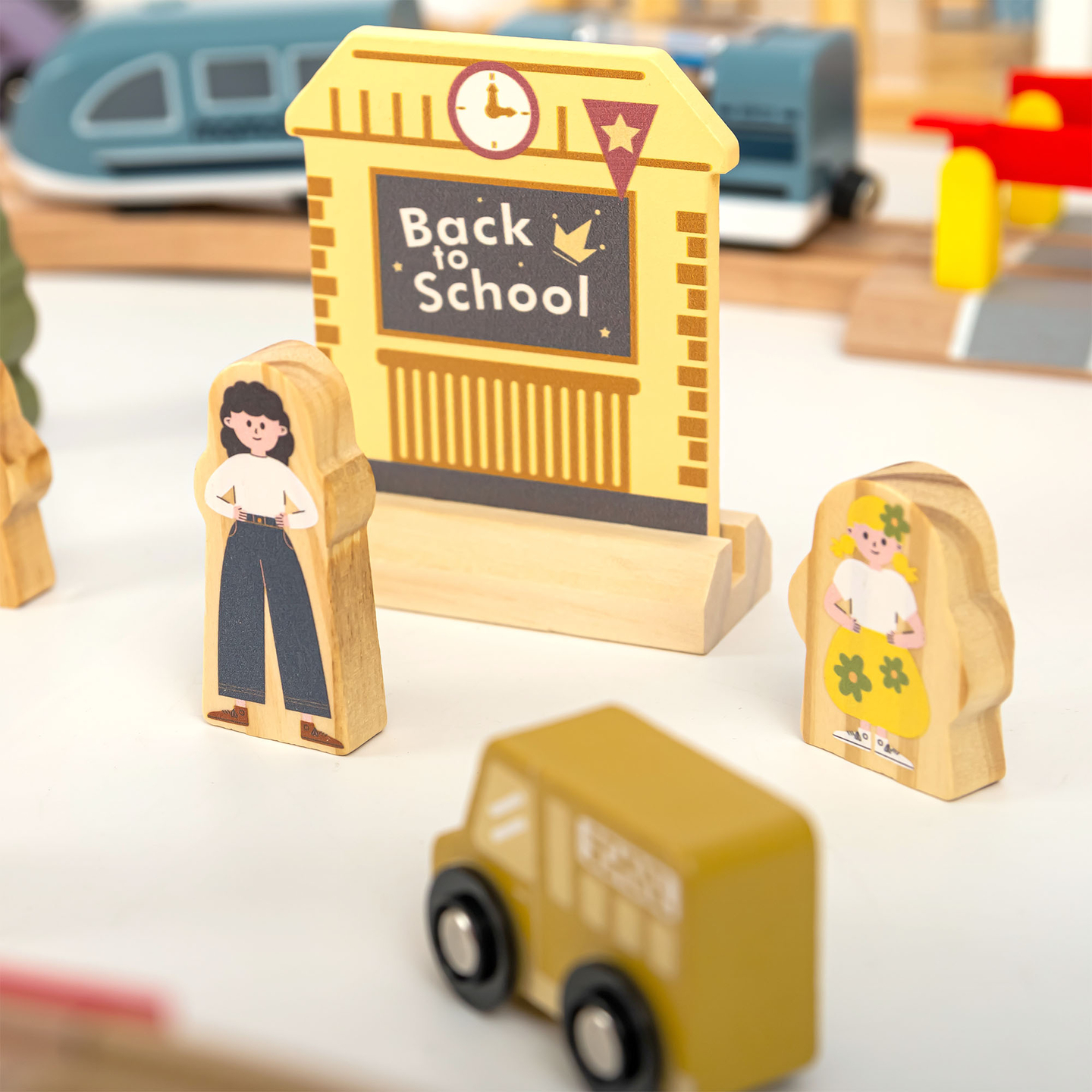 Ξύλινος σιδηρόδρομος πόλης με ηλεκτρικό τρένο - κινούμενος γερανός, πλοίο, γέφυρες