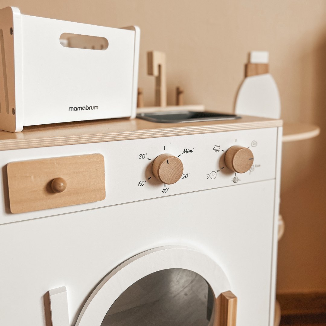 Ξύλινο πλυντήριο ρούχων με σίδερο, καλάθι και υγρό πλύσης