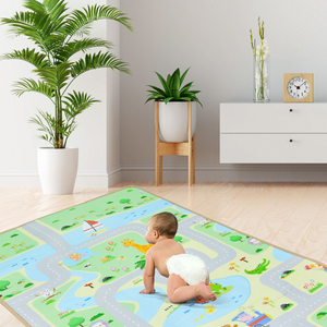 Στρώμα αφρού διπλής όψης - δάσος σε λόφο / ηλιόλουστη πόλη