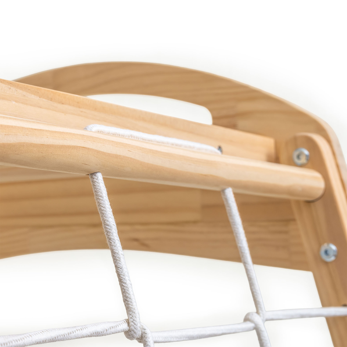 Ξύλινη εσωτερική παιδική χαρά με κούνια, γυμναστικούς κρίκους και δίχτυ αναρρίχησης