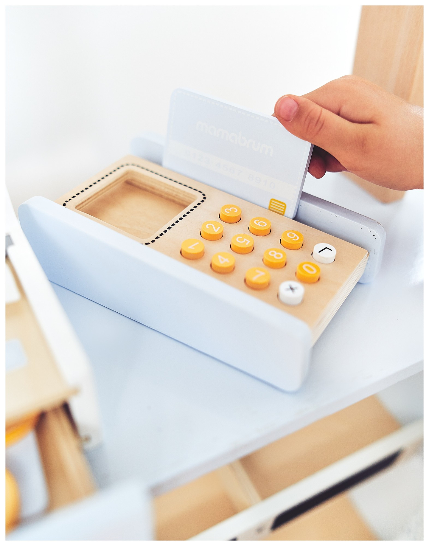 Κατάστημα λαχανικών - ξύλινος πάγκος με κιβώτια, ταμειακή μηχανή και τερματικό