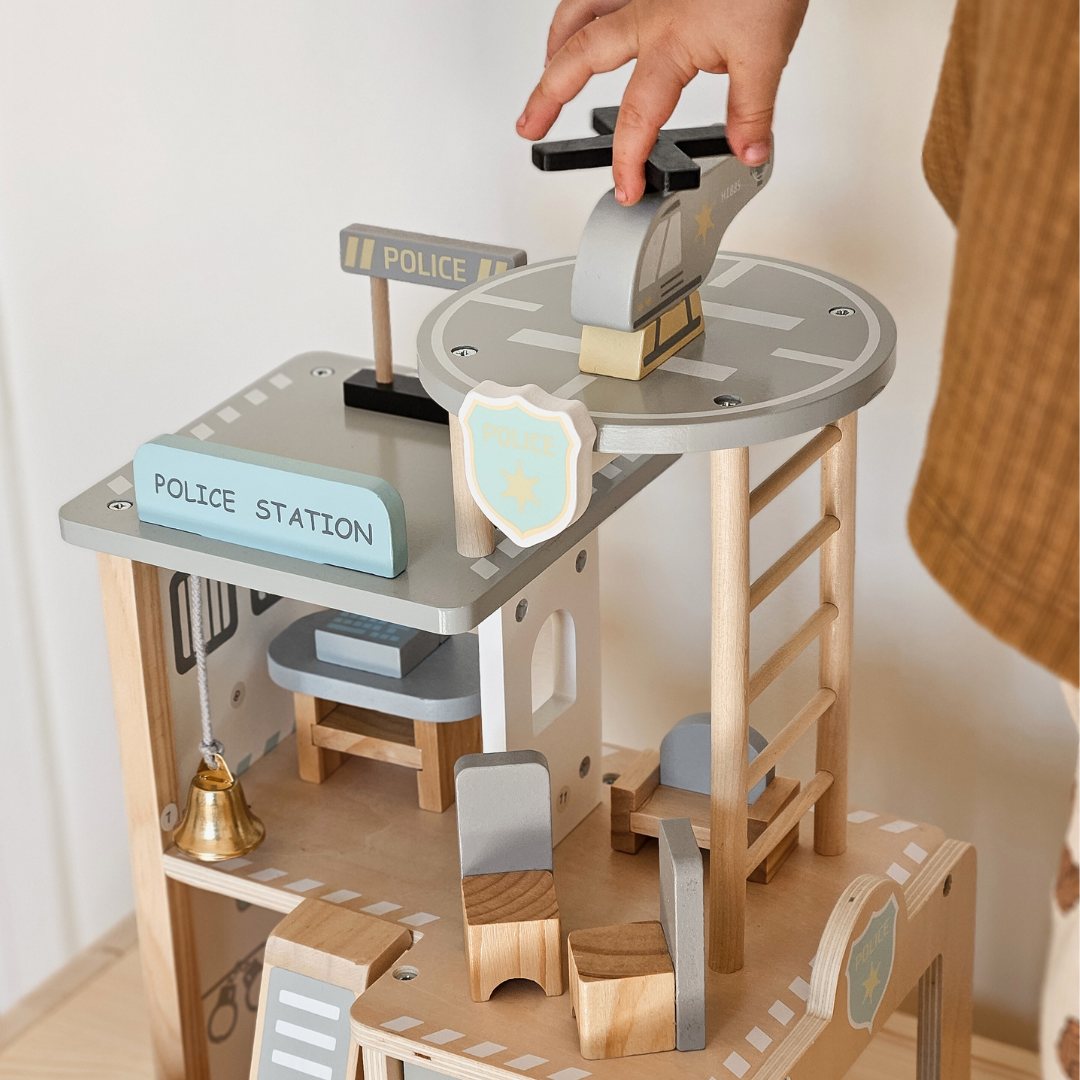 Ξύλινο αστυνομικό τμήμα με αξεσουάρ
