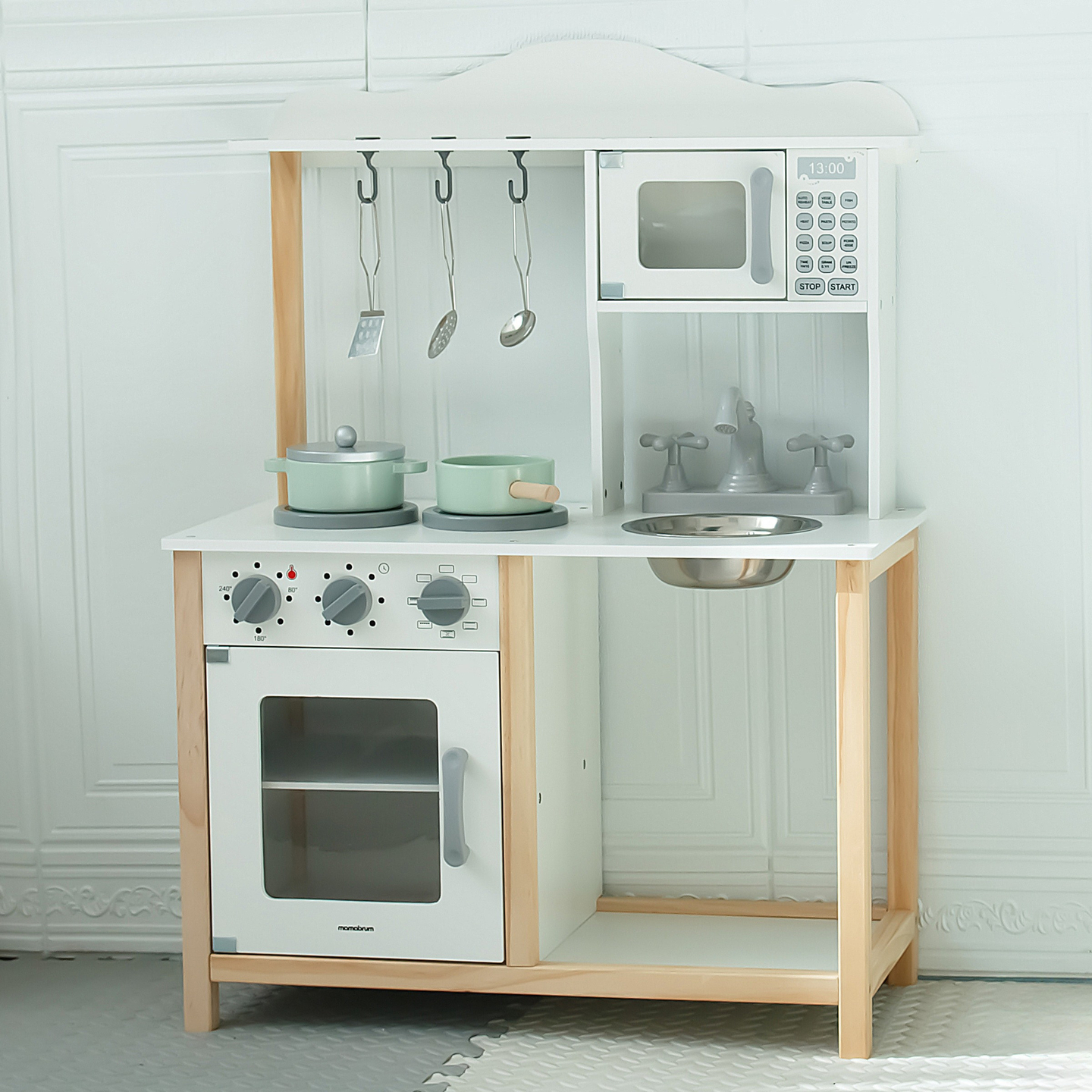 Ξύλινη παιδική κουζίνα με φούρνο μικροκυμάτων