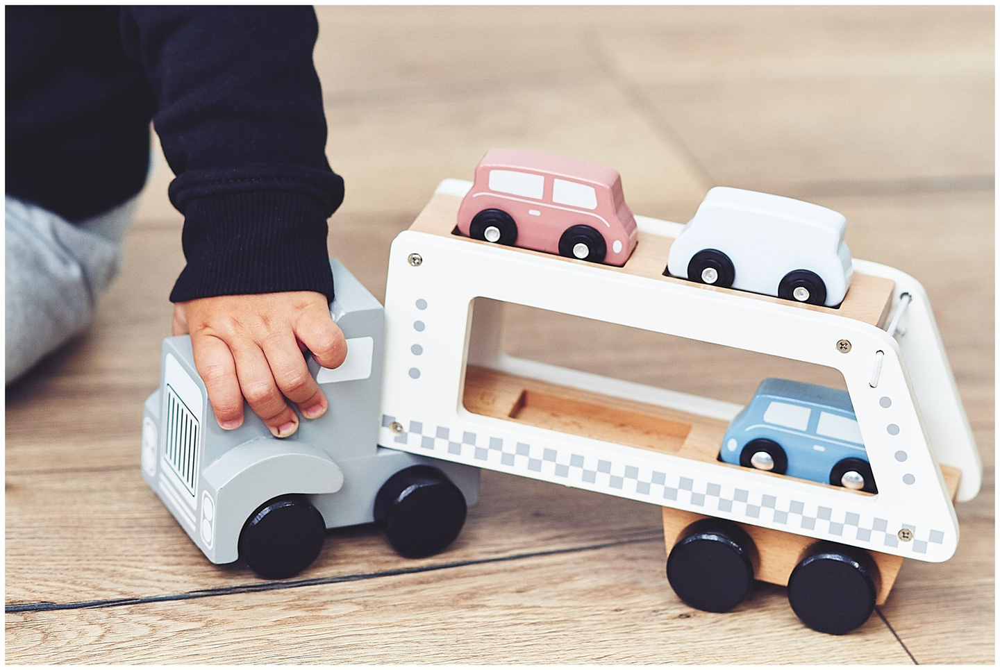 Ξύλινο φορτηγό-ρυμουλκούμενο με 4 αυτοκίνητα