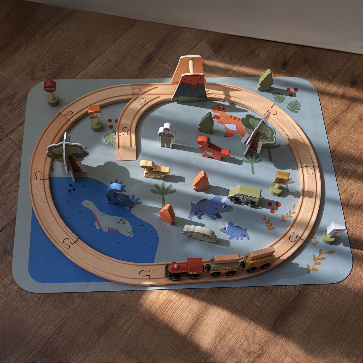 Ξύλινο τρενάκι Dino Park με αντιολισθητικό χαλάκι - δεινόσαυροι, τρένο, γραμμές, ηφαίστειο, κουδούνι