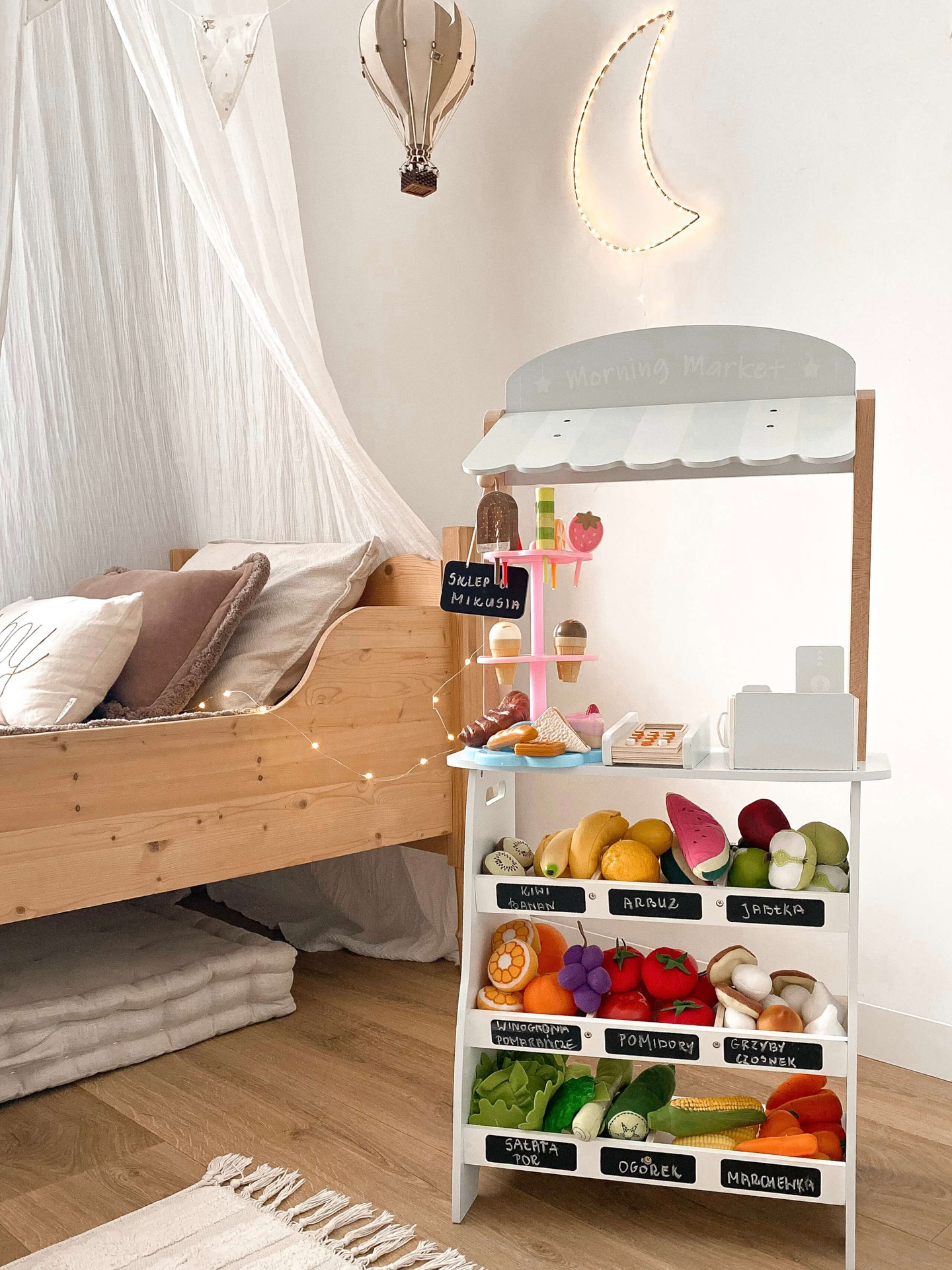 Κατάστημα λαχανικών - ξύλινος πάγκος με κιβώτια, ταμειακή μηχανή και τερματικό