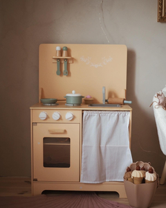 Ξύλινη κουζίνα με ποδιά, αξεσουάρ και φωτισμό LED