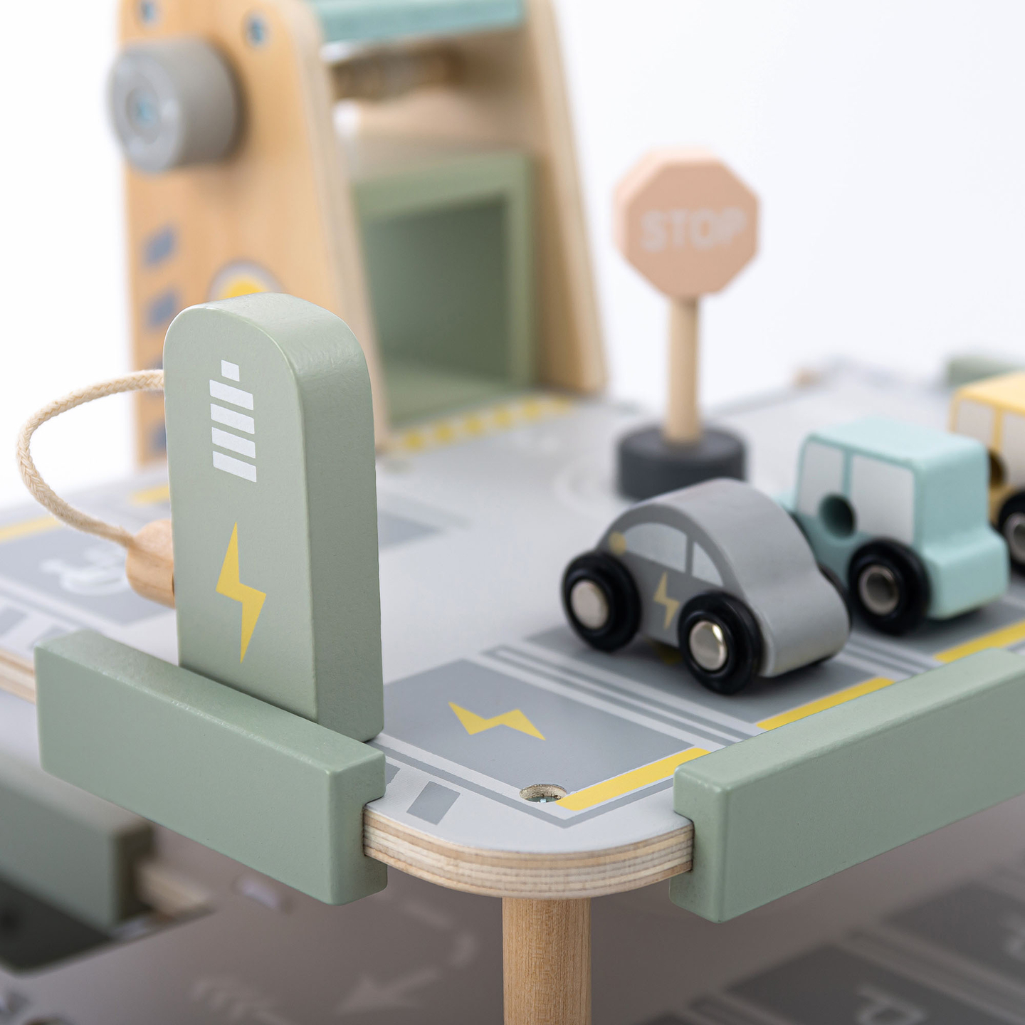 Ξύλινο, τριώροφο γκαράζ για παιδιά με αξεσουάρ – χώρος στάθμευσης, βενζινάδικο, πλυντήριο αυτοκινήτων, ελικόπτερο