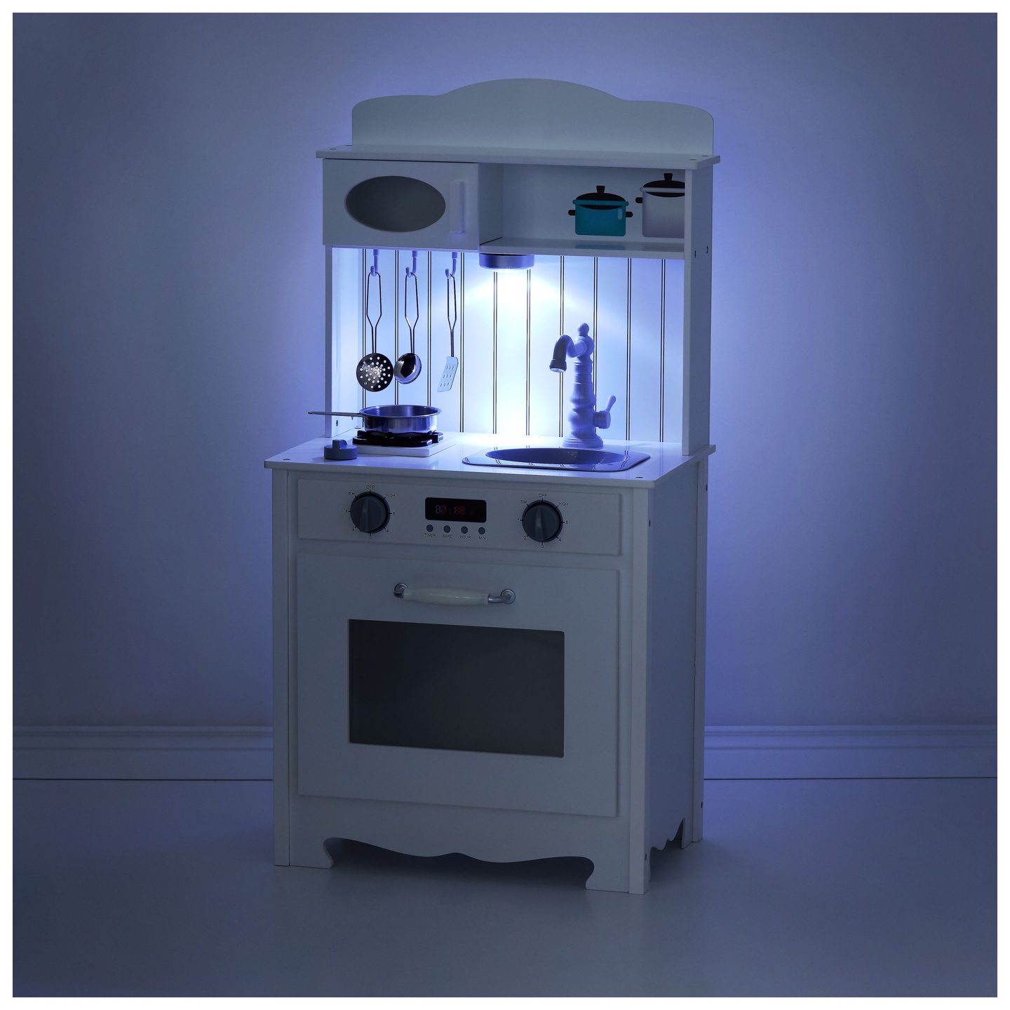 Λευκή ξύλινη κουζίνα με ποδιά, αξεσουάρ και λάμπα LED