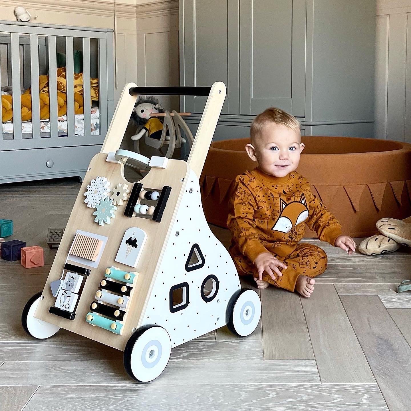 Ξύλινη, εκπαιδευτική παιδική περπατούρα / καροτσάκι - πίνακας χειρισμού