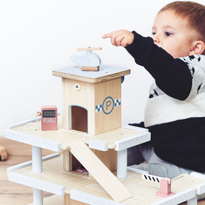 Ξύλινος τριώροφος χώρος στάθμευσης με ανελκυστήρα - γκαράζ με αυτοκίνητα και ελικόπτερο