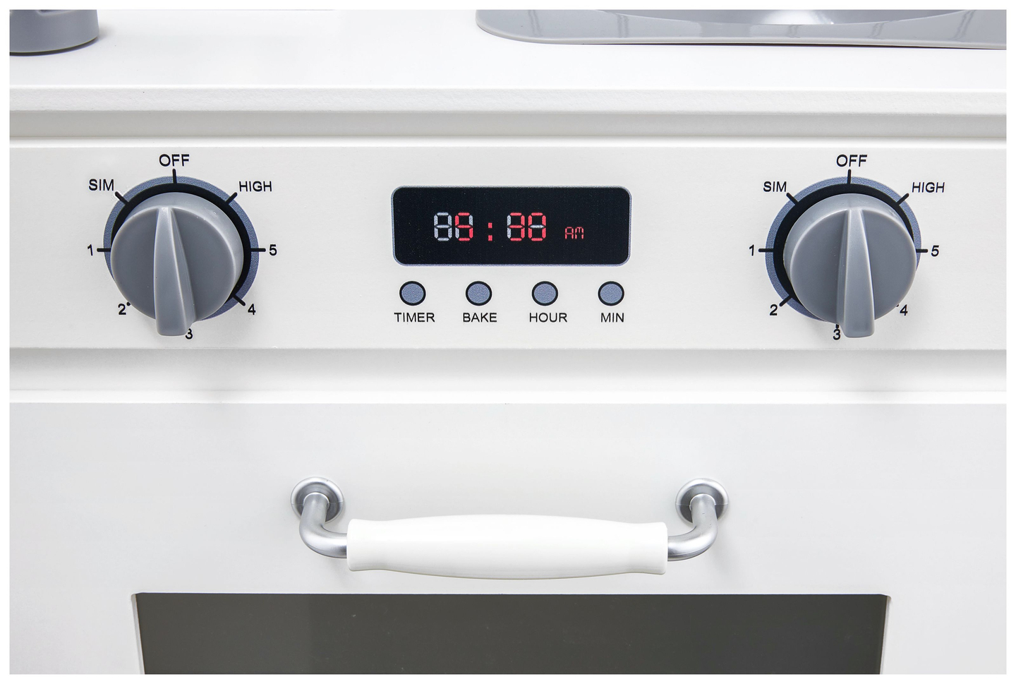 Λευκή ξύλινη κουζίνα με ποδιά, αξεσουάρ και λάμπα LED