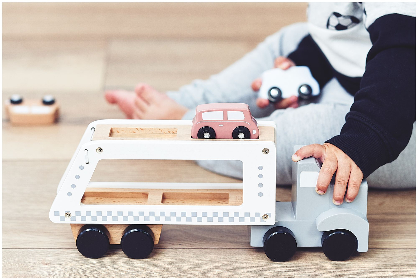 Ξύλινο φορτηγό-ρυμουλκούμενο με 4 αυτοκίνητα