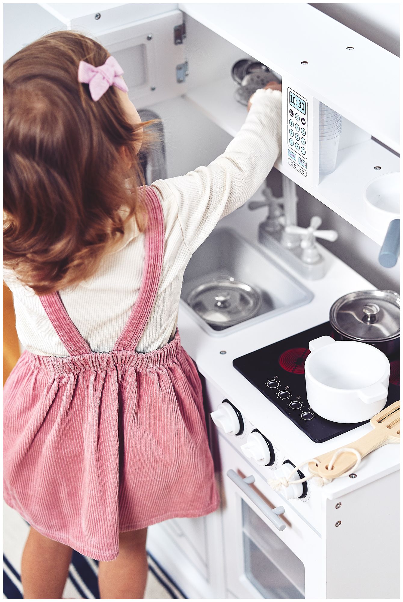 Μεγάλα ξύλινα λευκά αξεσουάρ κουζίνας και ποδιά