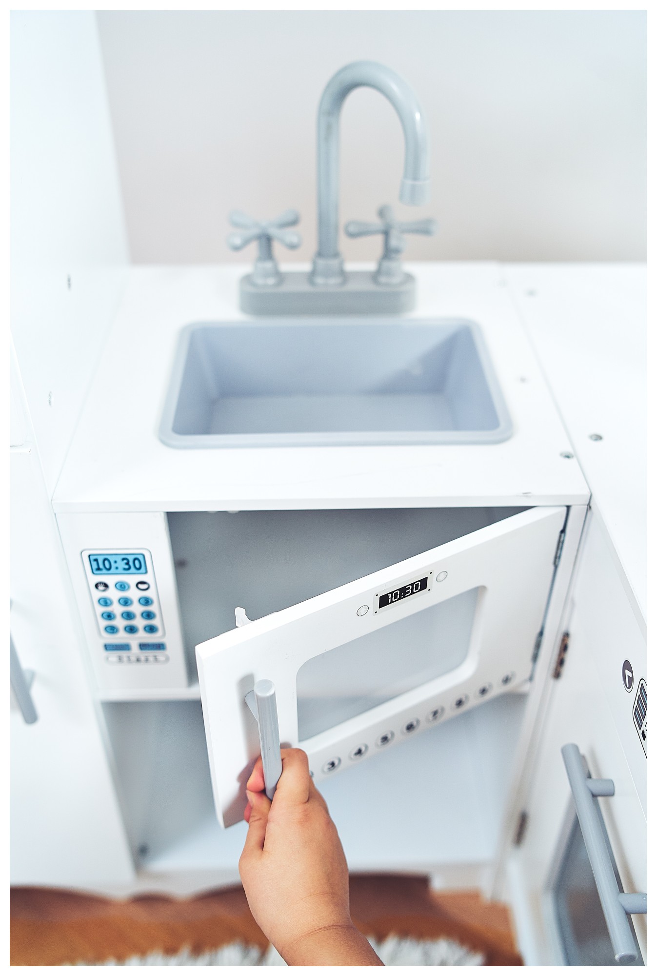 Γωνιακή ξύλινη κουζίνα XXXL με ψυγείο, φούρνο, πλυντήριο ρούχων, ποδιά και αξεσουάρ