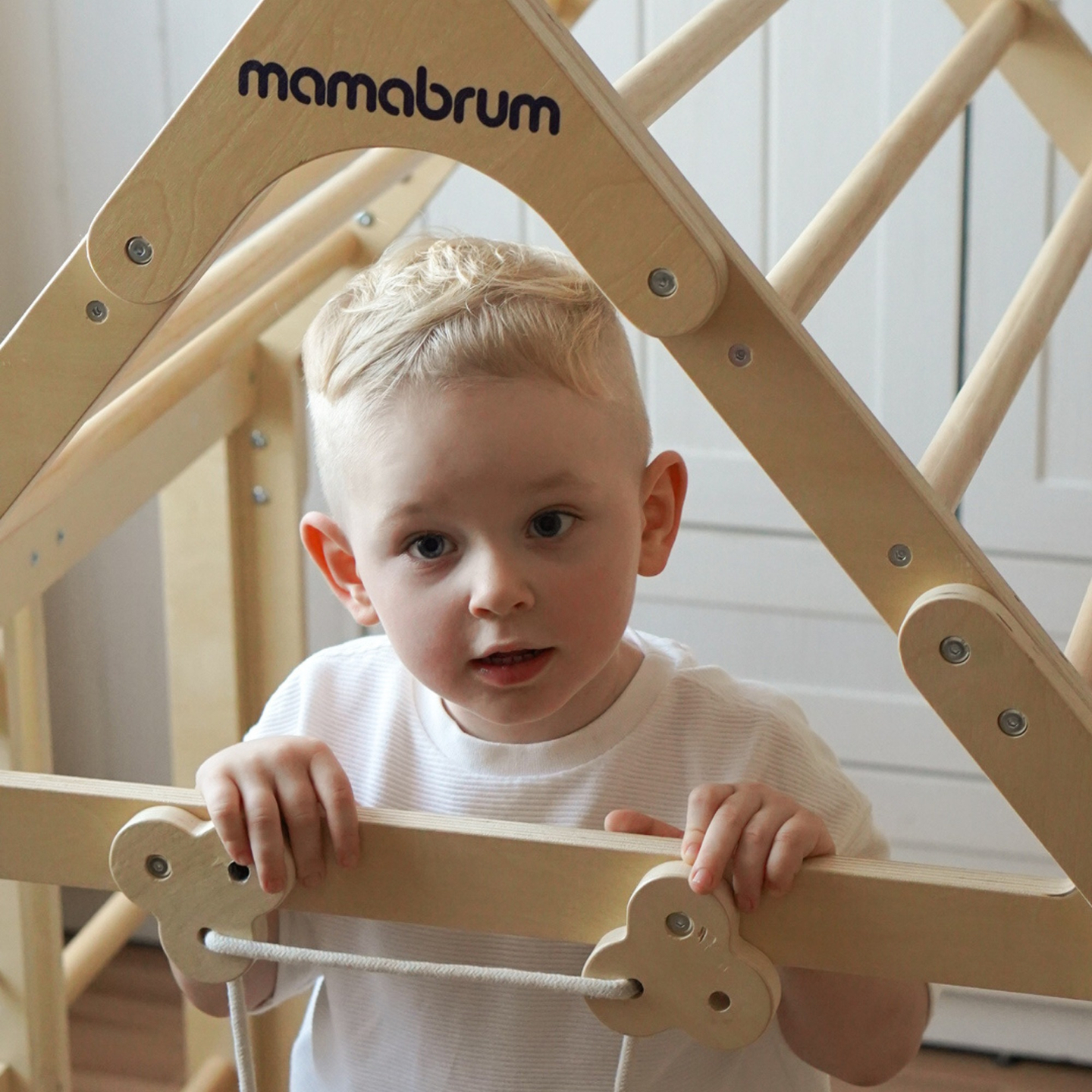 Ξύλινη εσωτερική παιδική χαρά για παιδιά - ένα σπίτι με σκάλες και μια τσουλήθρα