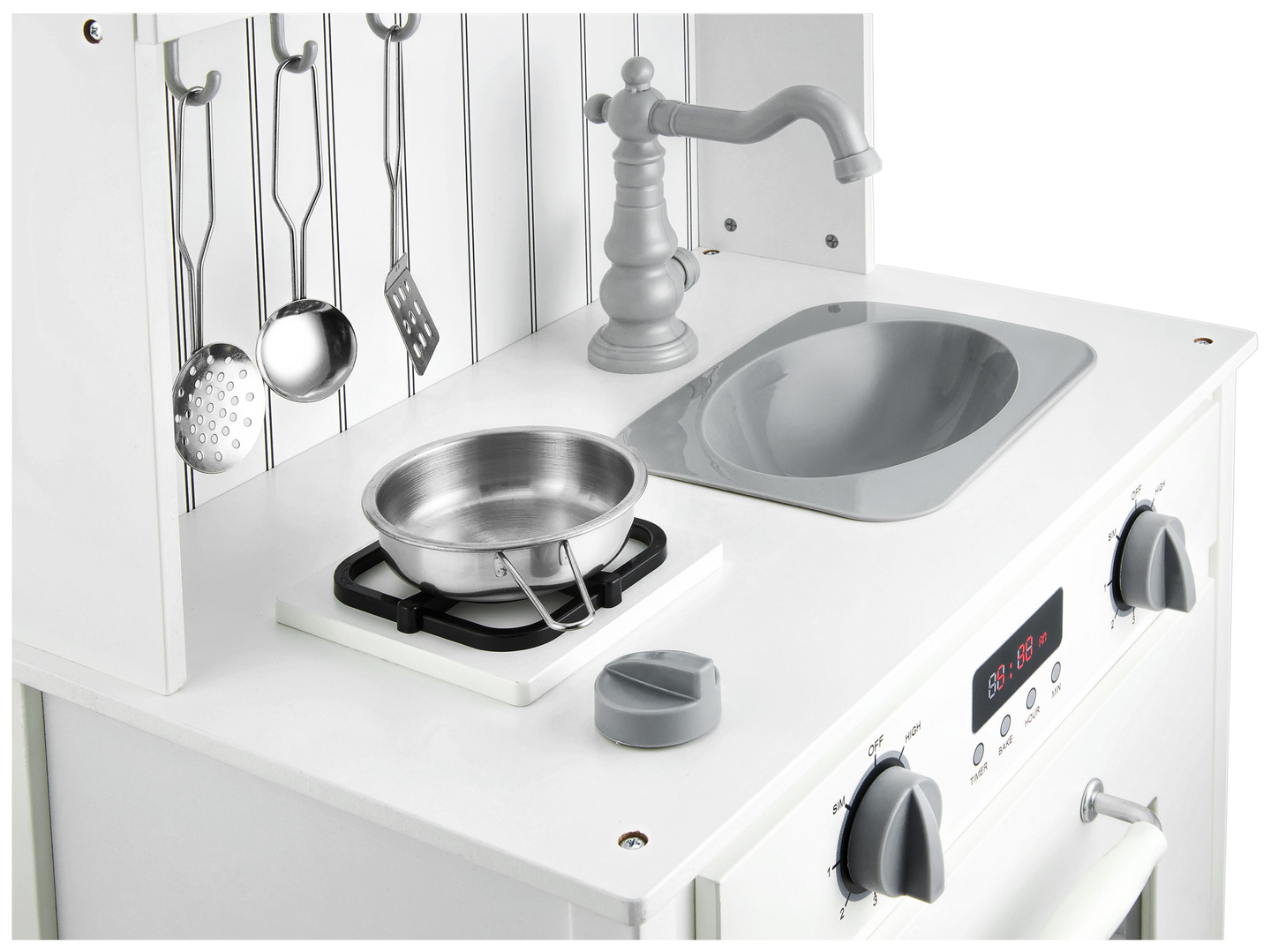 Λευκή ξύλινη κουζίνα με ποδιά, αξεσουάρ και λάμπα LED