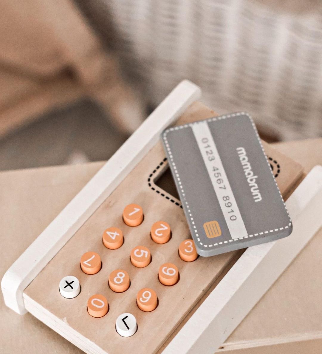 Μίνι μάρκετ - κατάστημα με ζυγαριά, τερματικό, κάρτα πληρωμής και φρούτα