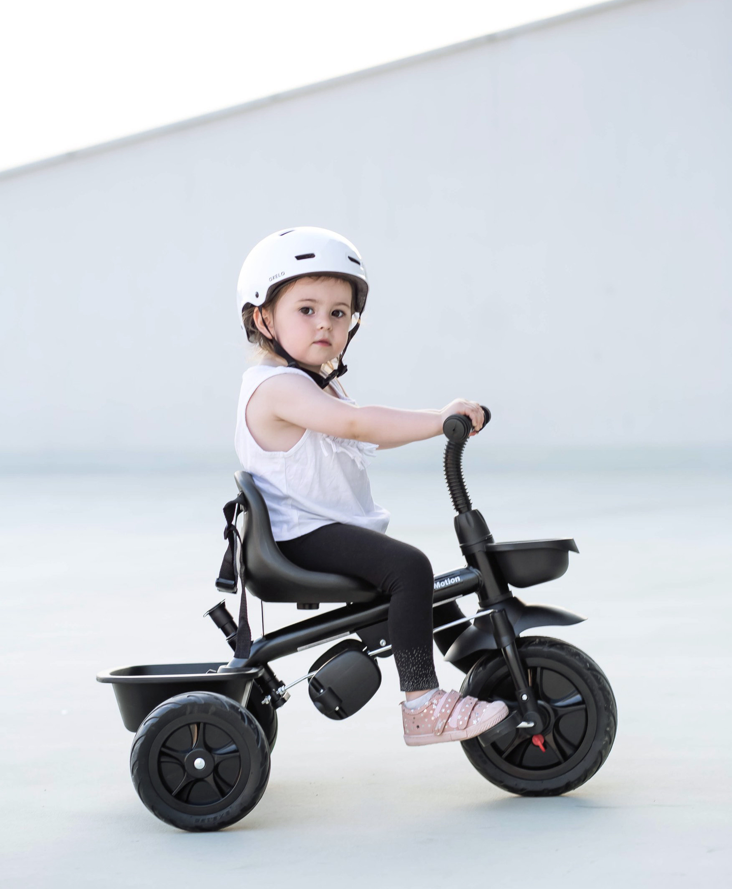 HyperMotion TOBI VECTOR τρίκυκλο - παντοτινές φουσκωτές ρόδες + μπάρα ώθησης. Χρώμα: μαύρο.