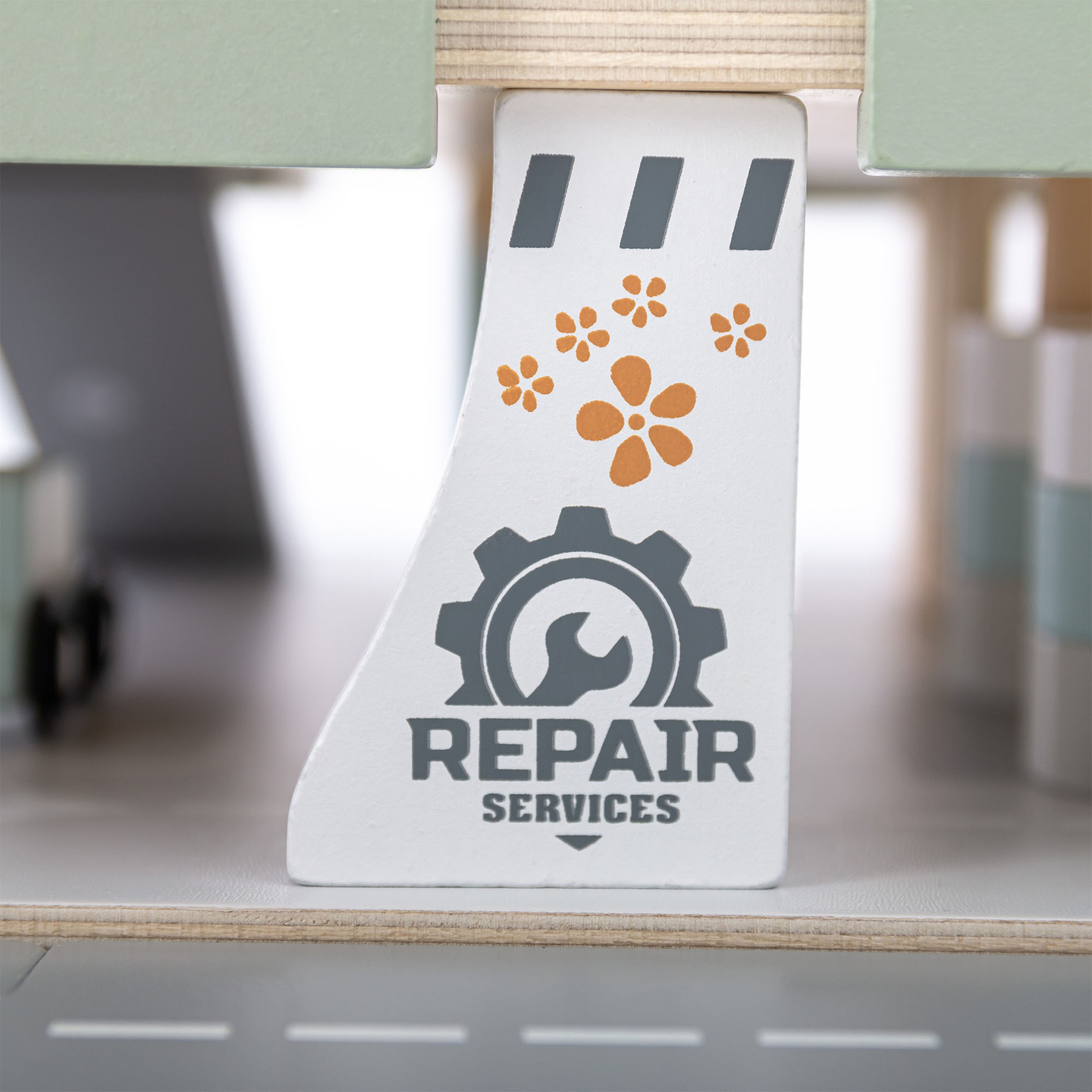 Ξύλινο, τριώροφο γκαράζ για παιδιά με αξεσουάρ – χώρος στάθμευσης, βενζινάδικο, πλυντήριο αυτοκινήτων, ελικόπτερο