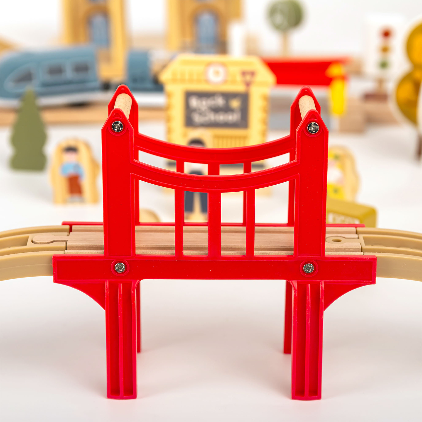 Ξύλινος σιδηρόδρομος πόλης με ηλεκτρικό τρένο - κινούμενος γερανός, πλοίο, γέφυρες