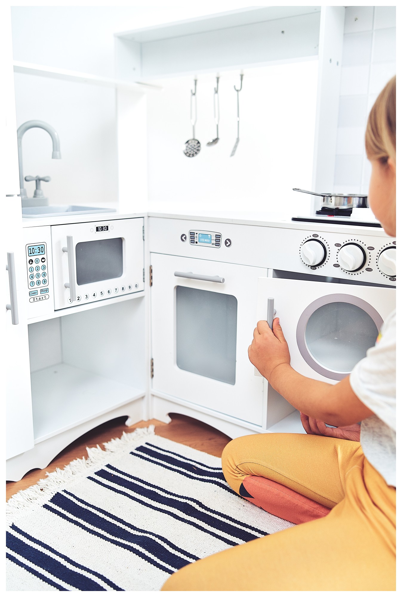 Γωνιακή ξύλινη κουζίνα XXXL με ψυγείο, φούρνο, πλυντήριο ρούχων, ποδιά και αξεσουάρ