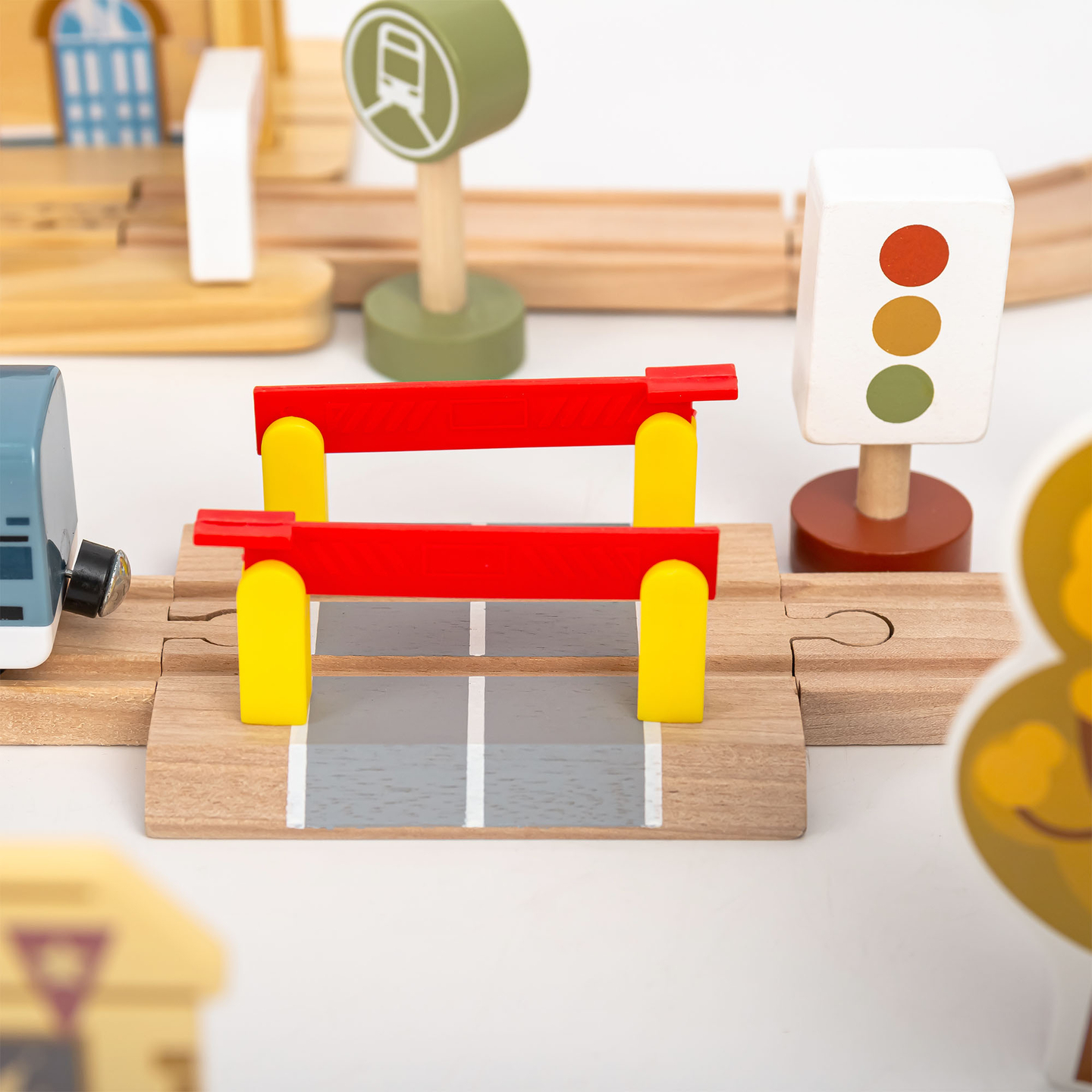 Ξύλινος σιδηρόδρομος πόλης με ηλεκτρικό τρένο - κινούμενος γερανός, πλοίο, γέφυρες