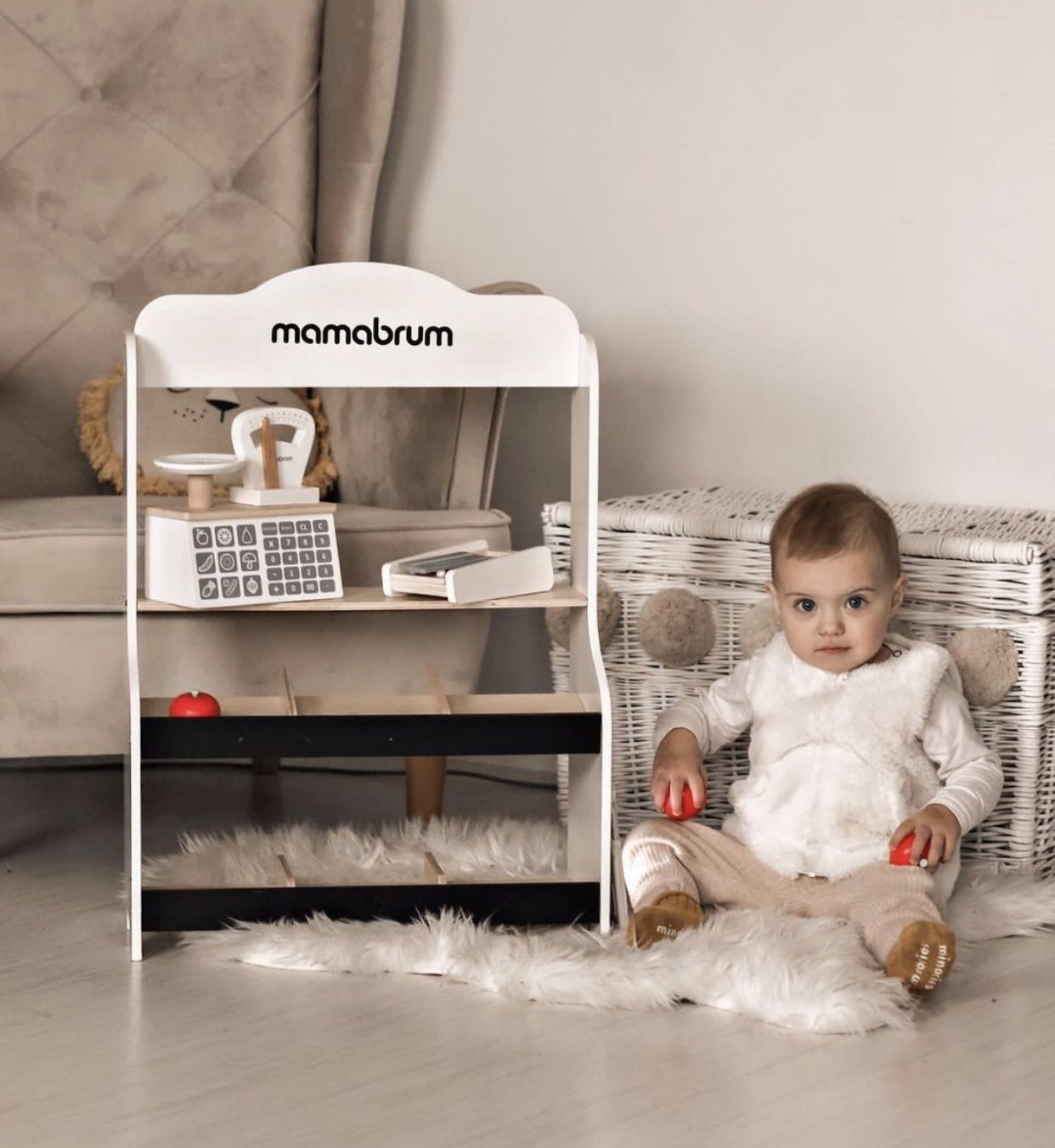 Μίνι μάρκετ - κατάστημα με ζυγαριά, τερματικό, κάρτα πληρωμής και φρούτα