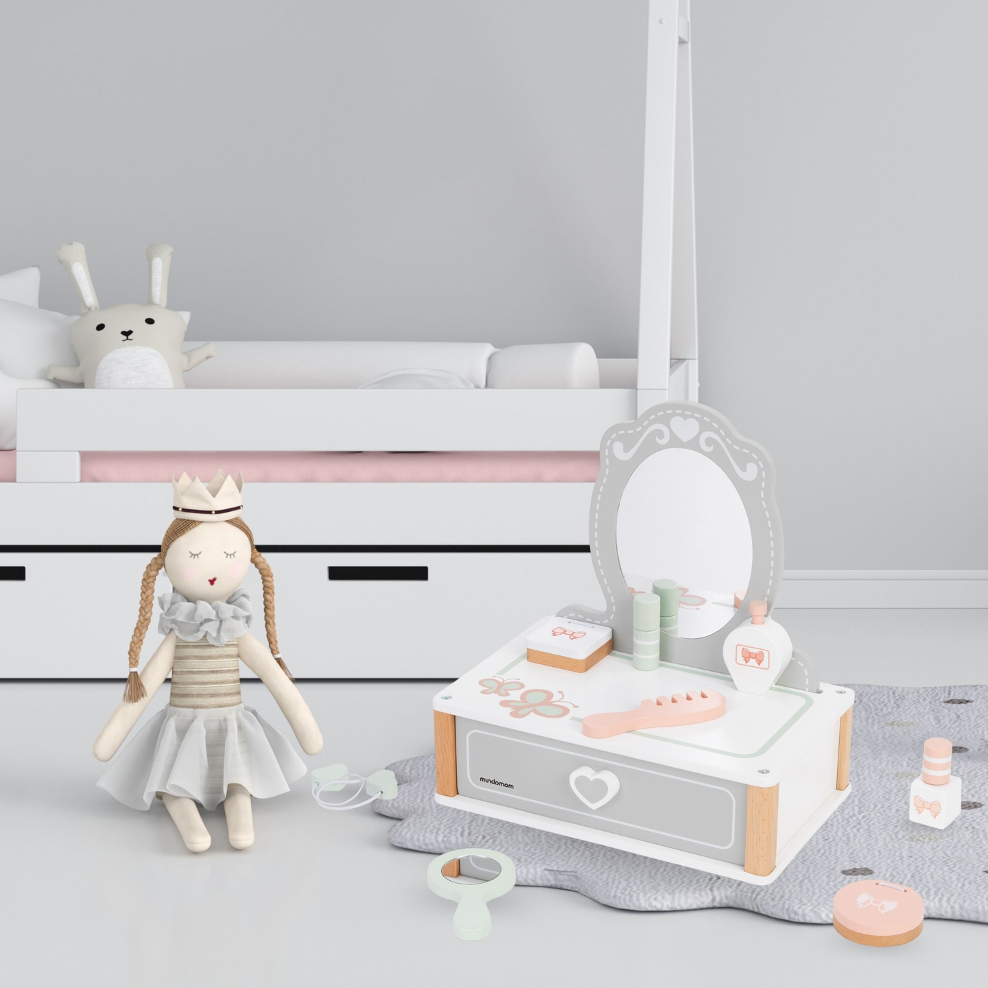 Ξύλινο παιδικό κομοδίνο με αξεσουάρ