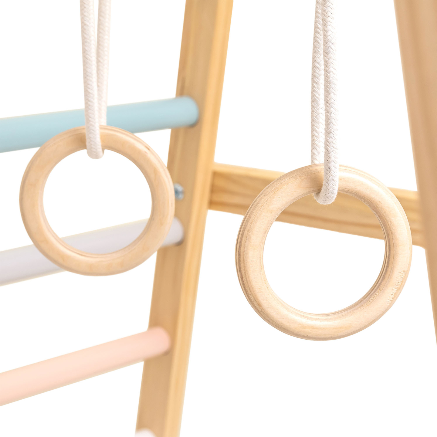 Ξύλινη εσωτερική παιδική χαρά με κούνια, γυμναστικούς κρίκους και δίχτυ αναρρίχησης