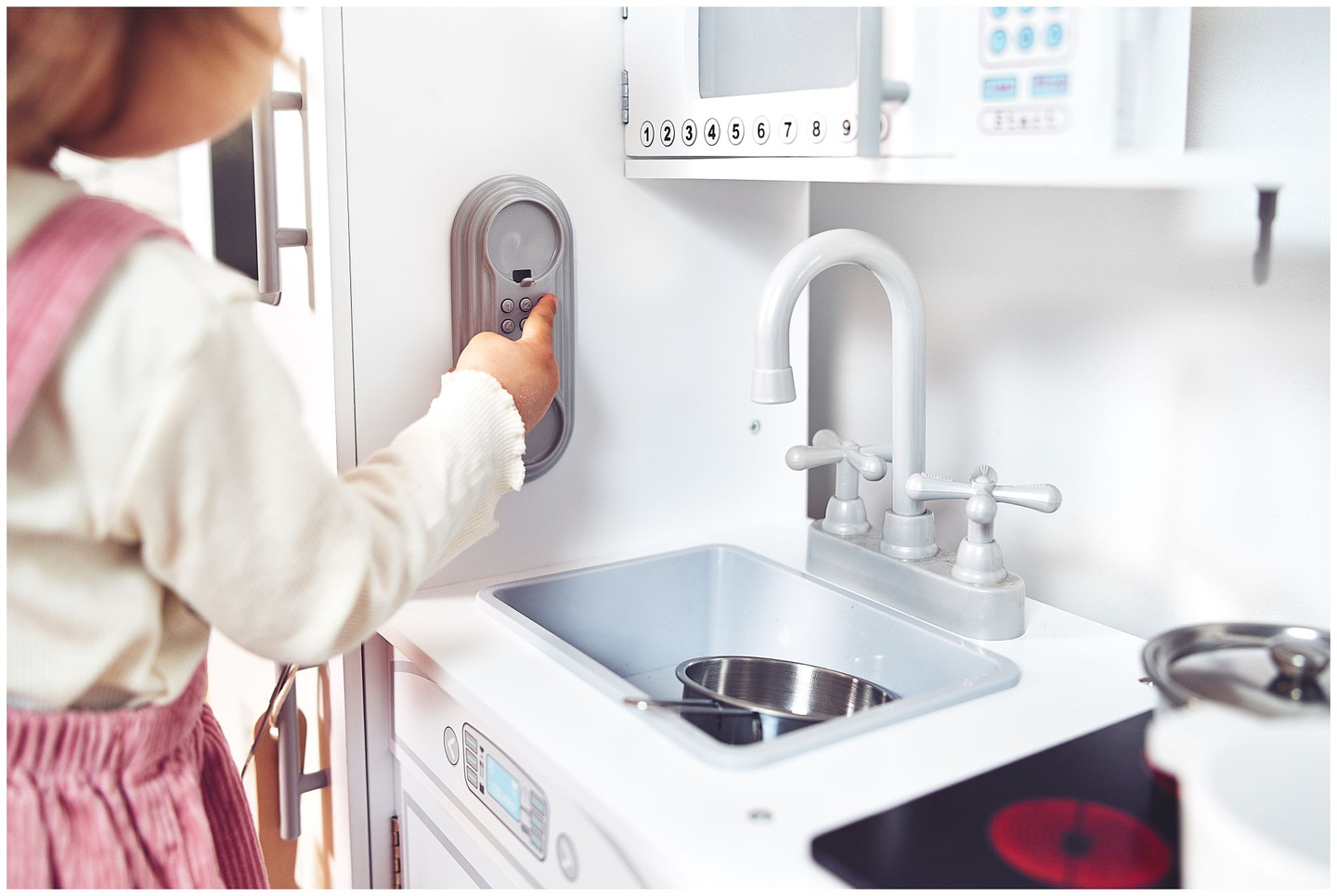 Μεγάλα ξύλινα λευκά αξεσουάρ κουζίνας και ποδιά