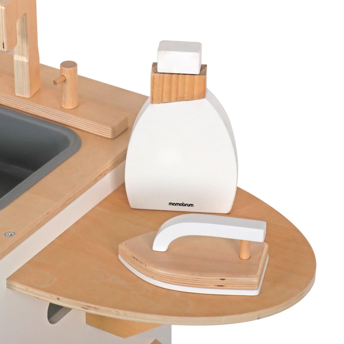 Ξύλινο πλυντήριο ρούχων με σίδερο, καλάθι και υγρό πλύσης