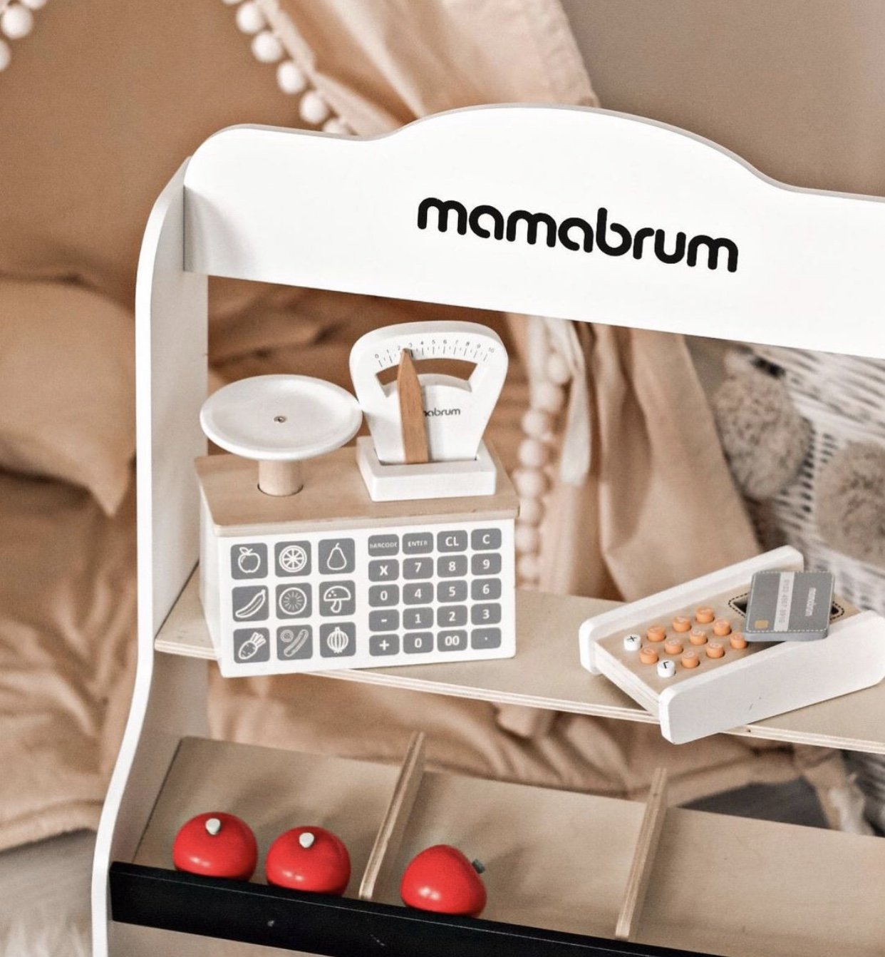 Μίνι μάρκετ - κατάστημα με ζυγαριά, τερματικό, κάρτα πληρωμής και φρούτα