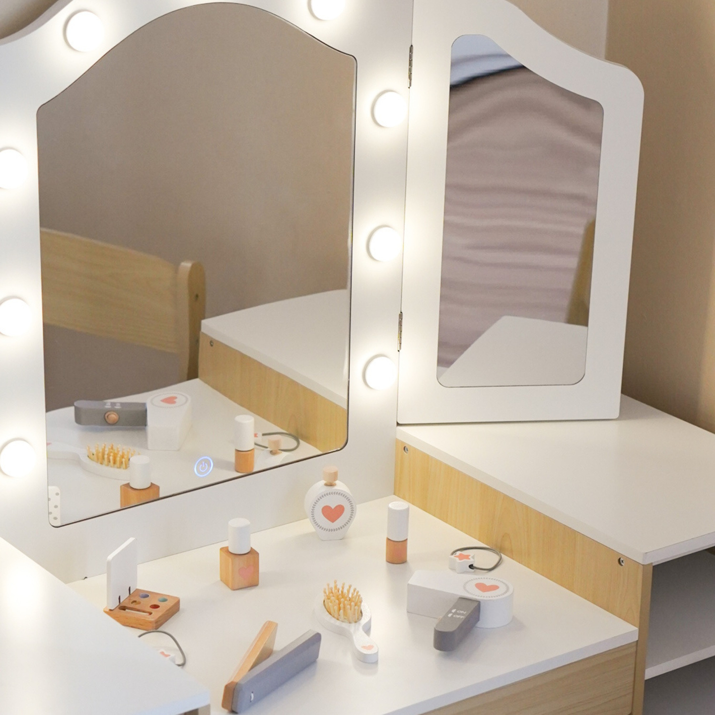 Ξύλινο παιδικό κομοδίνο με καρέκλα, αξεσουάρ και φωτισμό LED