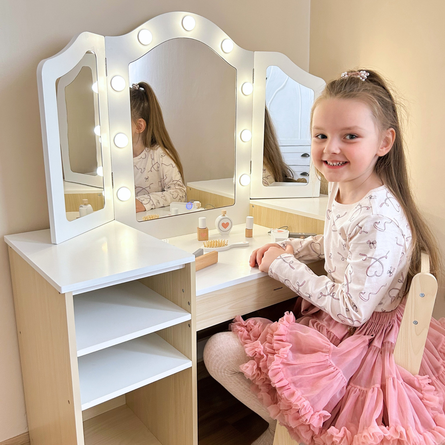 Ξύλινο παιδικό κομοδίνο με καρέκλα, αξεσουάρ και φωτισμό LED