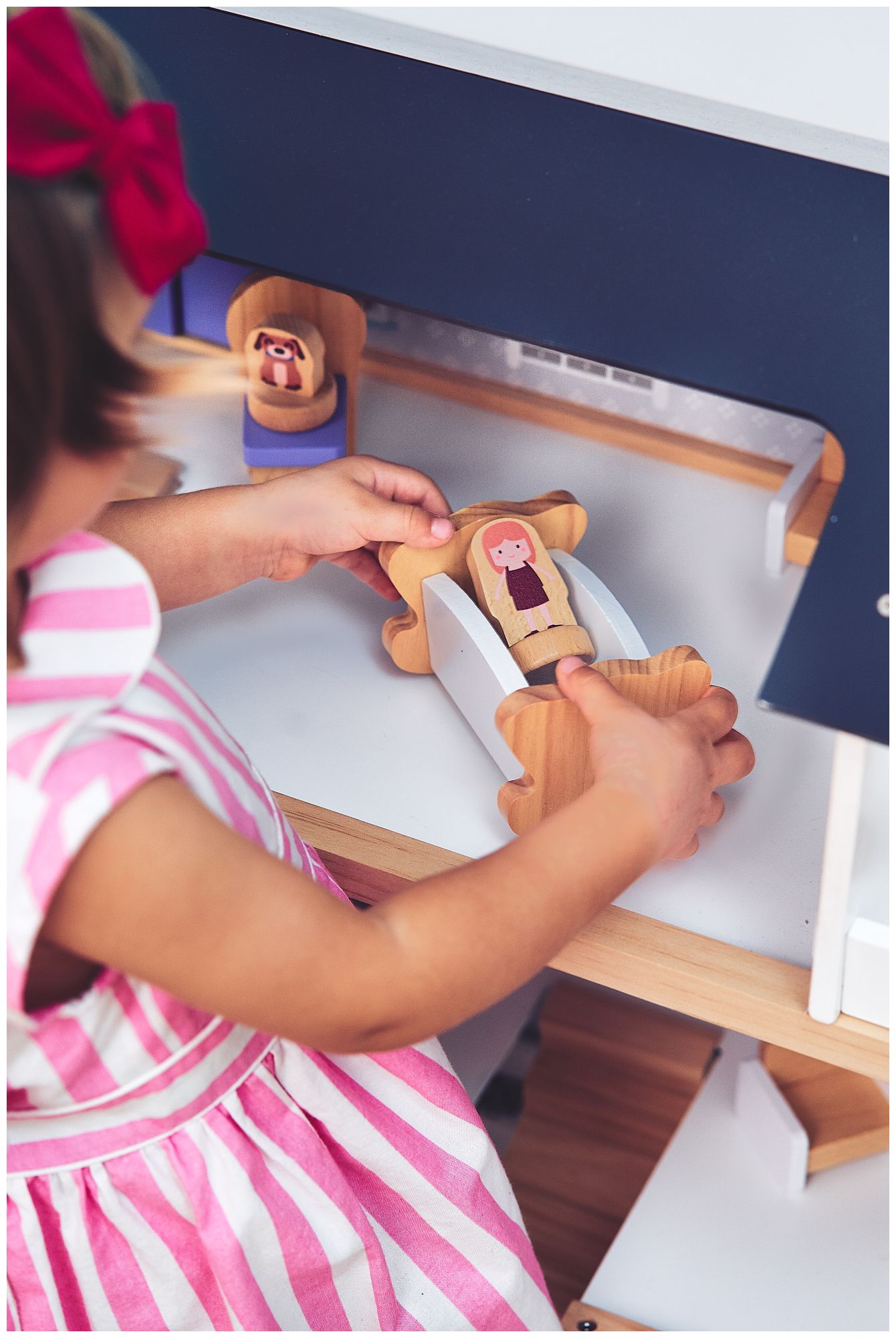 Λευκό ξύλινο κουκλόσπιτο με αξεσουάρ 18 τμχ.