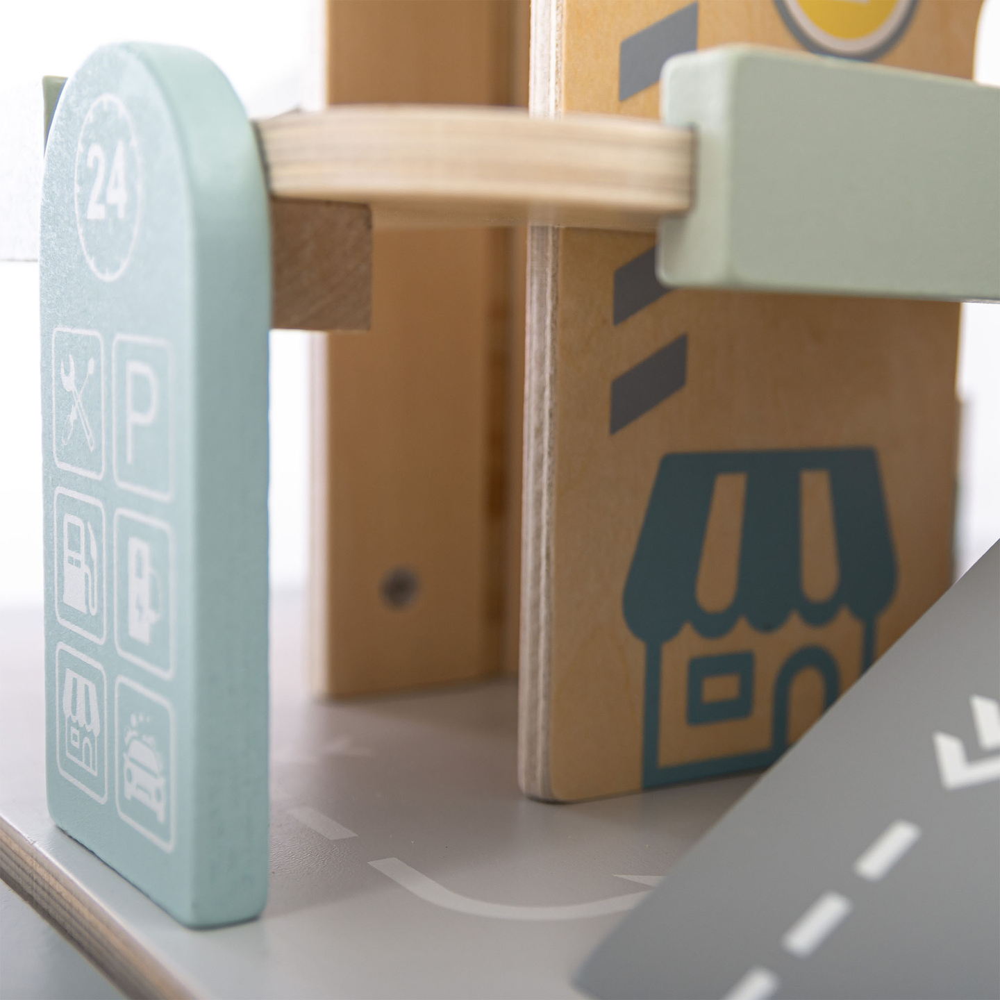 Ξύλινο, τριώροφο γκαράζ για παιδιά με αξεσουάρ – χώρος στάθμευσης, βενζινάδικο, πλυντήριο αυτοκινήτων, ελικόπτερο