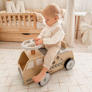 Ξύλινο ποδήλατο, αυτοκίνητο, αυτοκίνητο με τουβλάκια