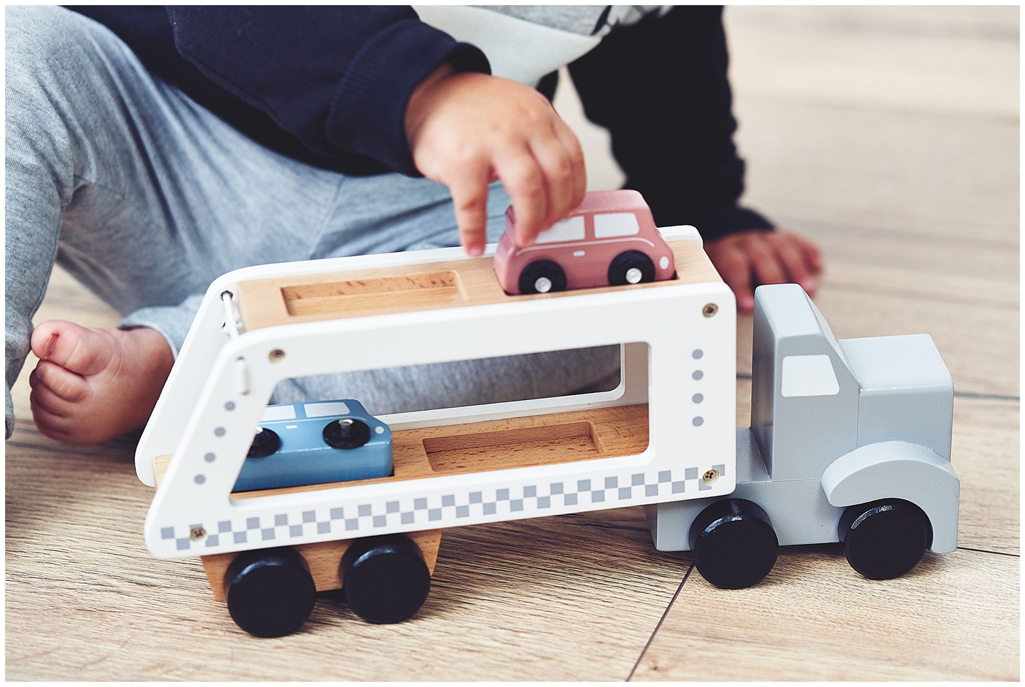 Ξύλινο φορτηγό-ρυμουλκούμενο με 4 αυτοκίνητα