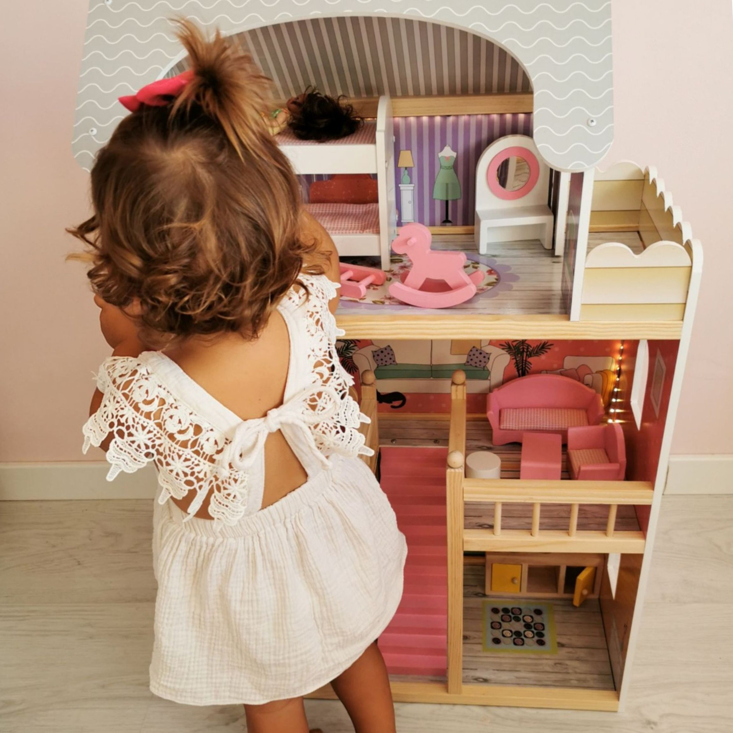 Μεγάλο ξύλινο 3όροφο κουκλόσπιτο με βεράντα, σετ επίπλων και φωτισμό LED!