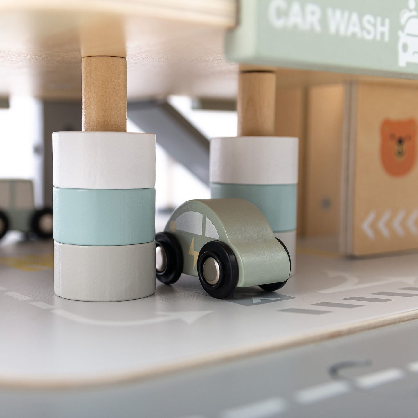 Ξύλινο, τριώροφο γκαράζ για παιδιά με αξεσουάρ – χώρος στάθμευσης, βενζινάδικο, πλυντήριο αυτοκινήτων, ελικόπτερο