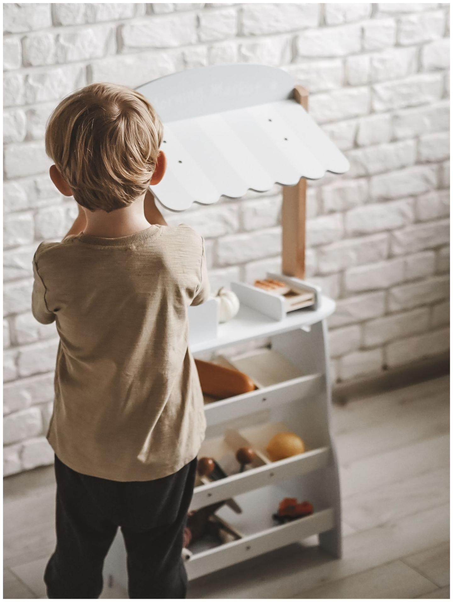 Κατάστημα λαχανικών - ξύλινος πάγκος με κιβώτια, ταμειακή μηχανή και τερματικό