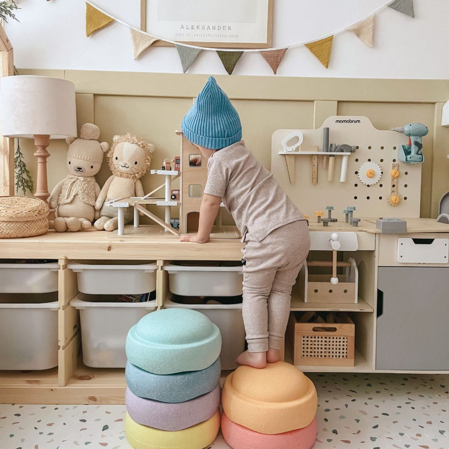 Ξύλινος τριώροφος χώρος στάθμευσης με ανελκυστήρα - γκαράζ με αυτοκίνητα και ελικόπτερο