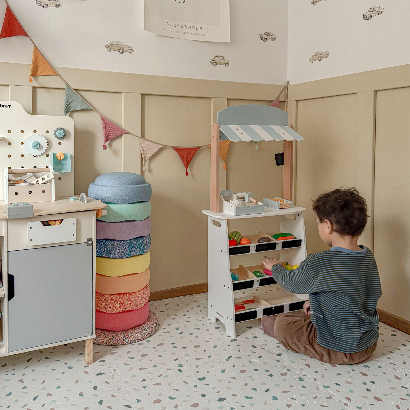 Κατάστημα λαχανικών - ξύλινος πάγκος με κιβώτια, ταμειακή μηχανή και τερματικό