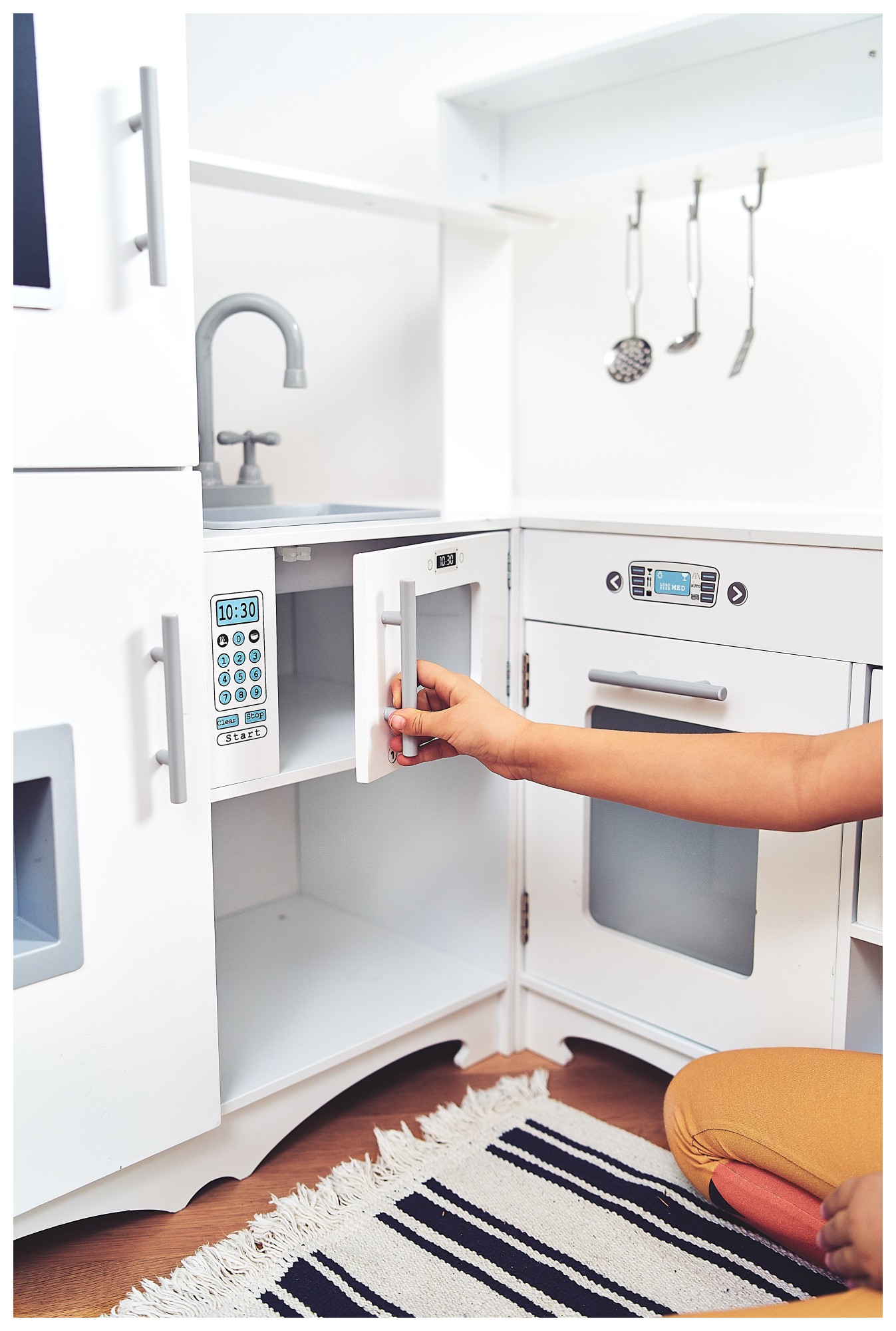 Γωνιακή ξύλινη κουζίνα XXXL με ψυγείο, φούρνο, πλυντήριο ρούχων, ποδιά και αξεσουάρ