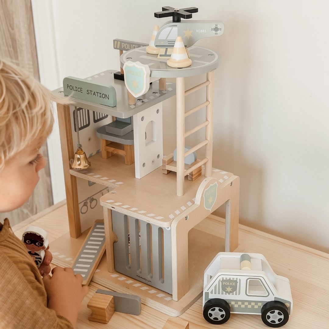 Ξύλινο αστυνομικό τμήμα με αξεσουάρ